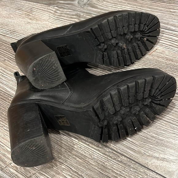 Black stylish boots - Picture 2 of 5